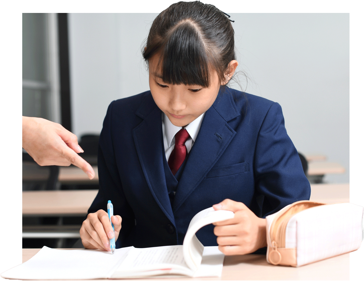 学習している中学生